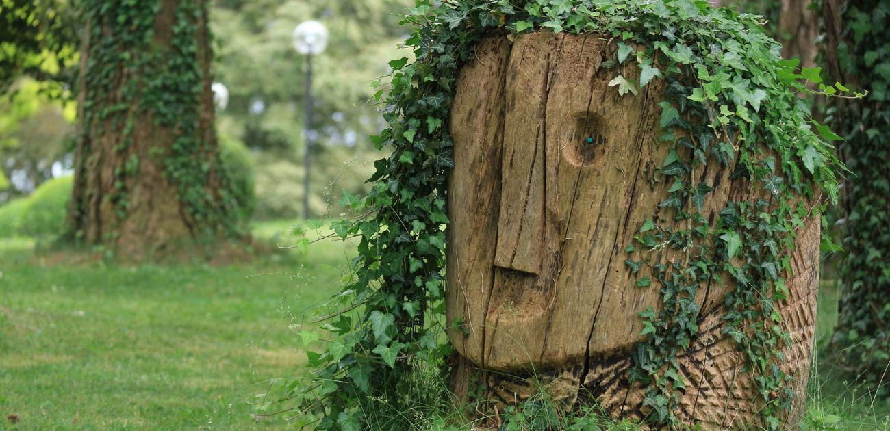 Holzskulptur im Grünen